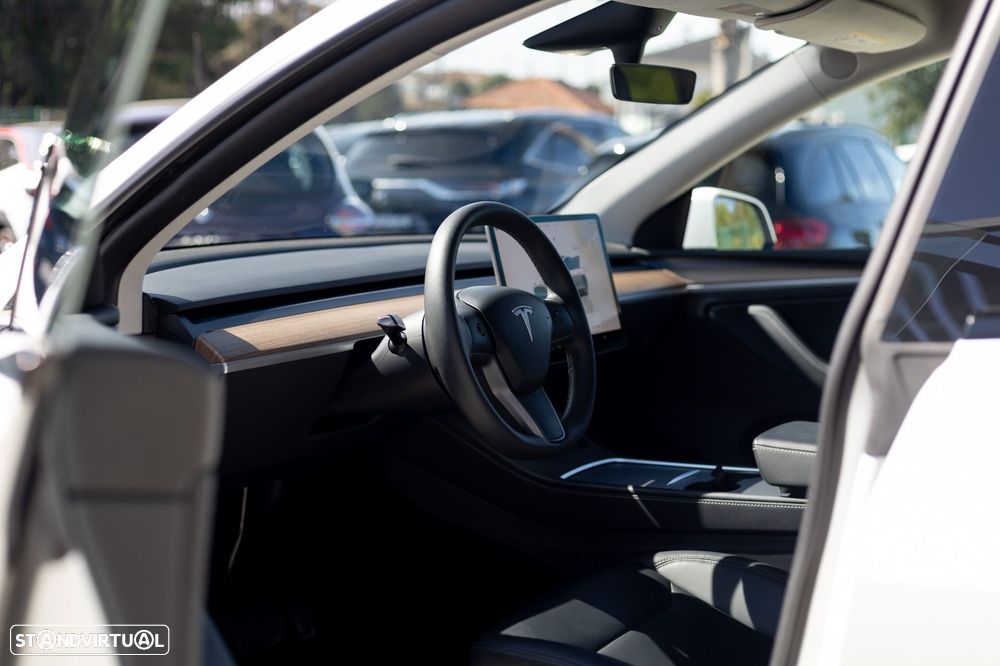 Tesla Model Y Standard RWD - 15