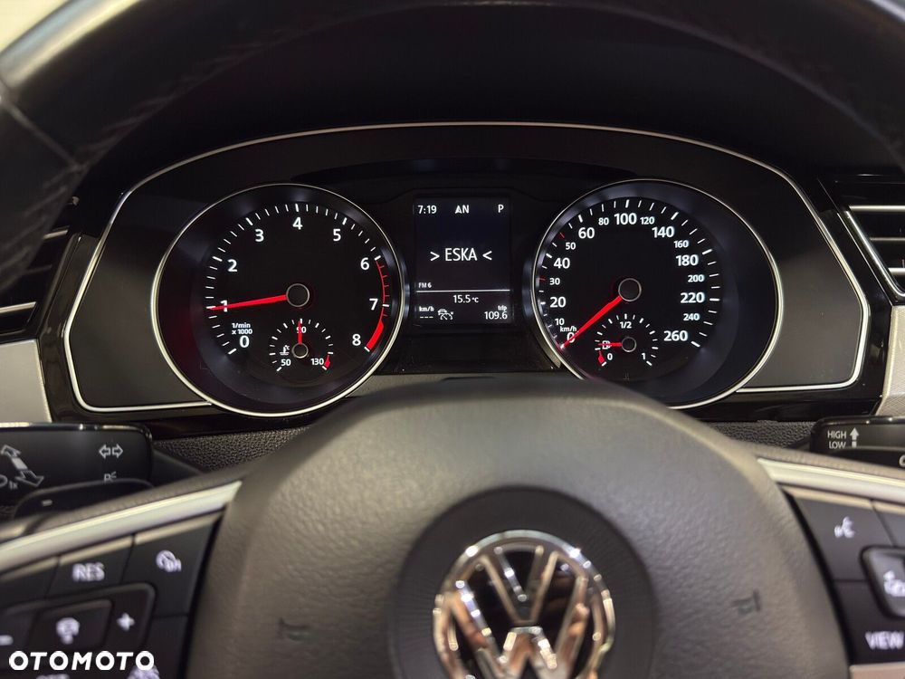 Volkswagen Passat - 31