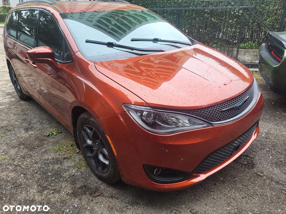 Chrysler Pacifica - 2
