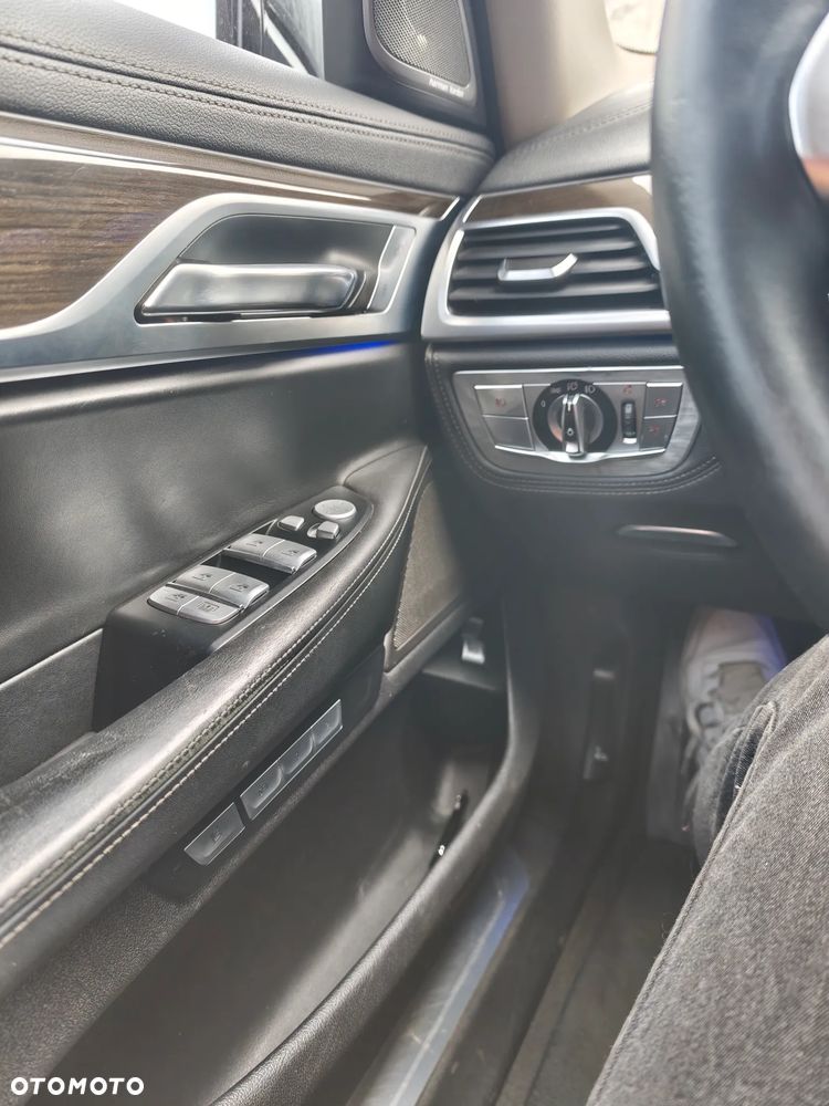 BMW Seria 7 750Li xDrive - 32