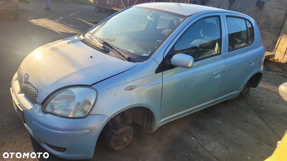 Toyota yaris mk1 lift na czesci, kod koloru 8R0 - 2