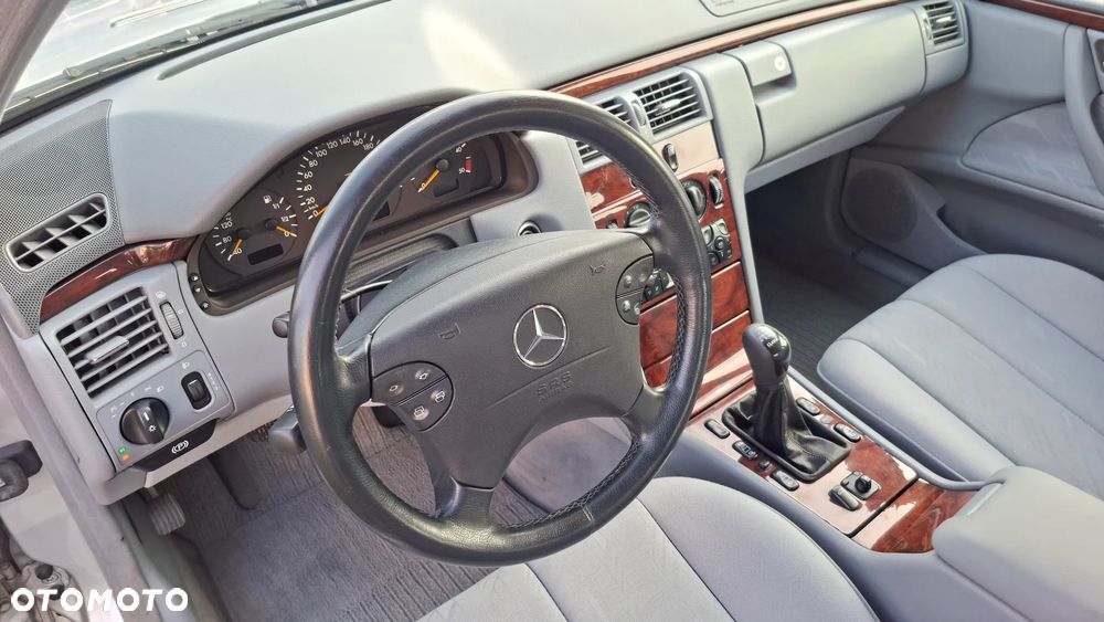 Mercedes-Benz Klasa E 220 CDI Classic - 26