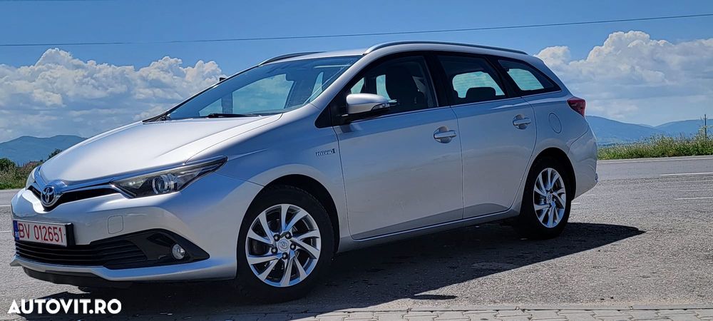 Toyota Auris 1.8 L VVT-i HSD Luna - 1