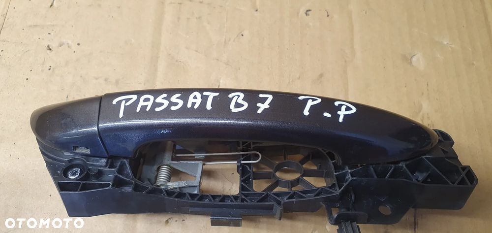 Klamka prawy przód przednia prawa mocowanie VW Passat B7 3C0837886J - 8