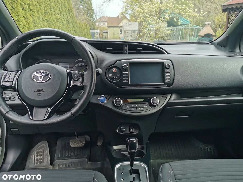 Toyota Yaris Hybrid 100 Selection - 22