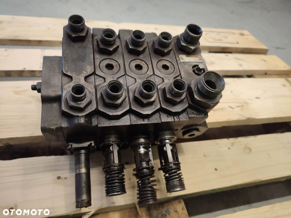 Rozdzielacz hydrauliczny JCB Fastrac 3185 (1525503681) - 10