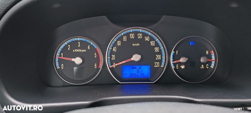 Hyundai Santa Fe ver-2-2-dsl-vgt-5-seats-4wd-at-full - 6