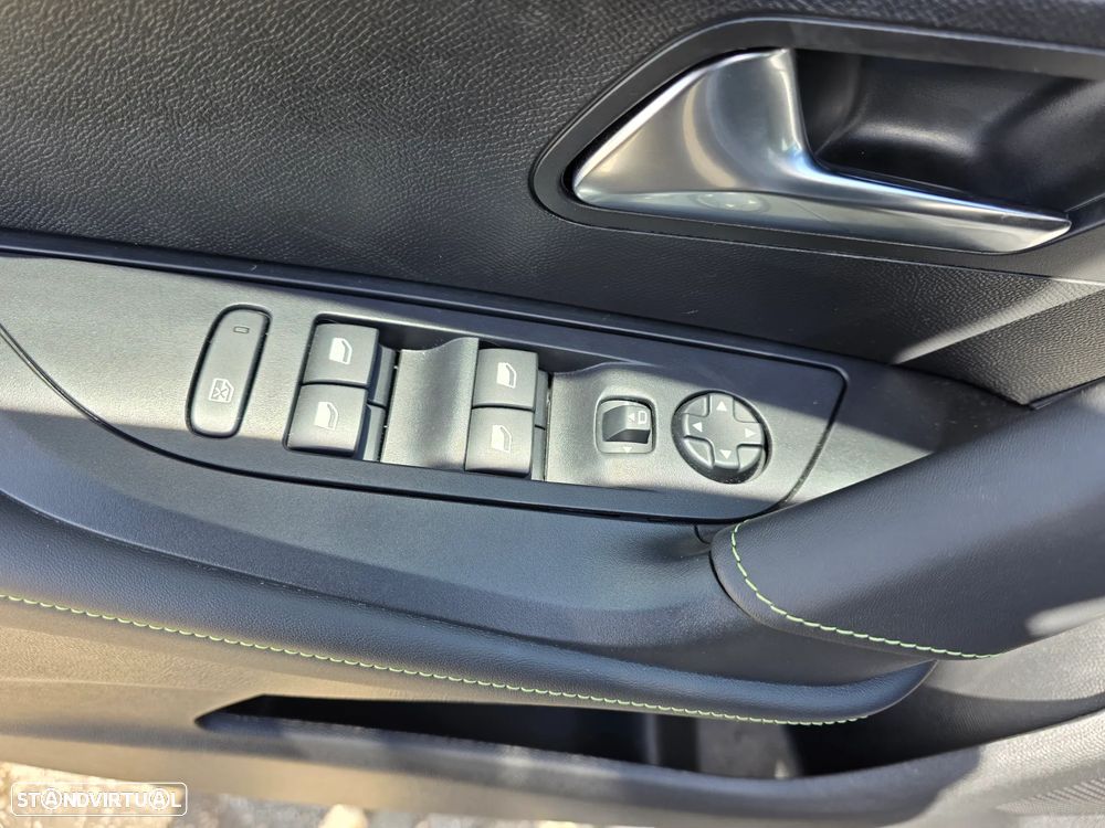 Peugeot 2008 PureTech 130 EAT8 GT - 11