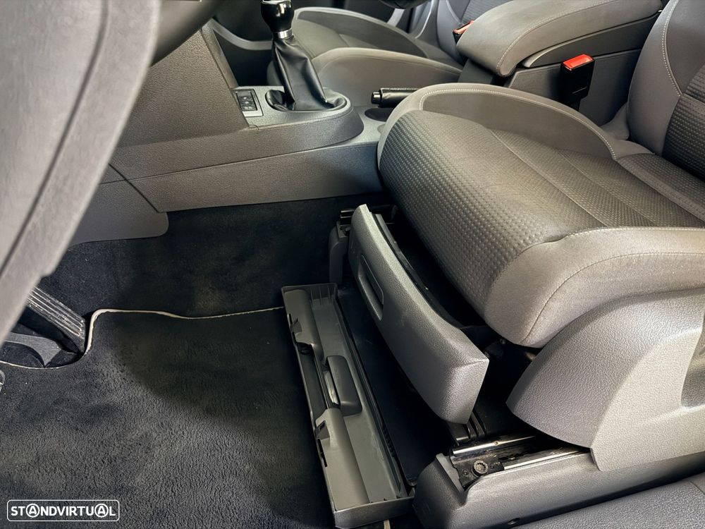 VW Touran 2.0 TDI Highline 7L - 17