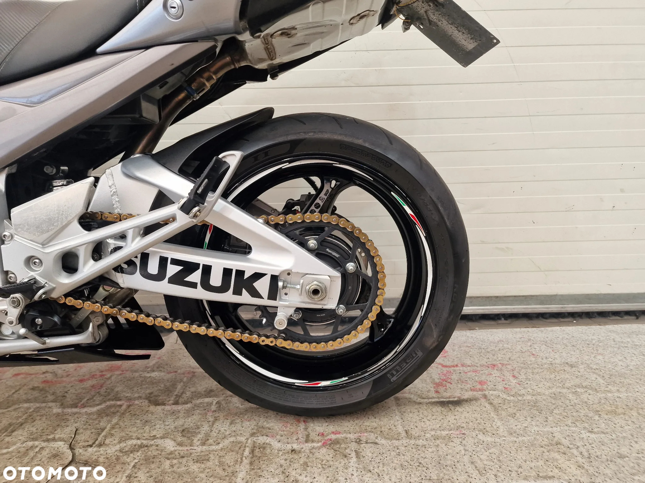 Suzuki GSR - 12