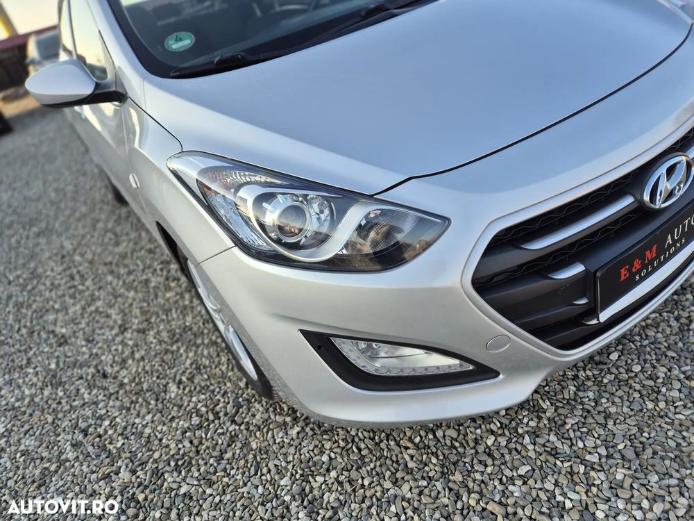 Hyundai i30 blue 1.6 CRDi Trend - 16