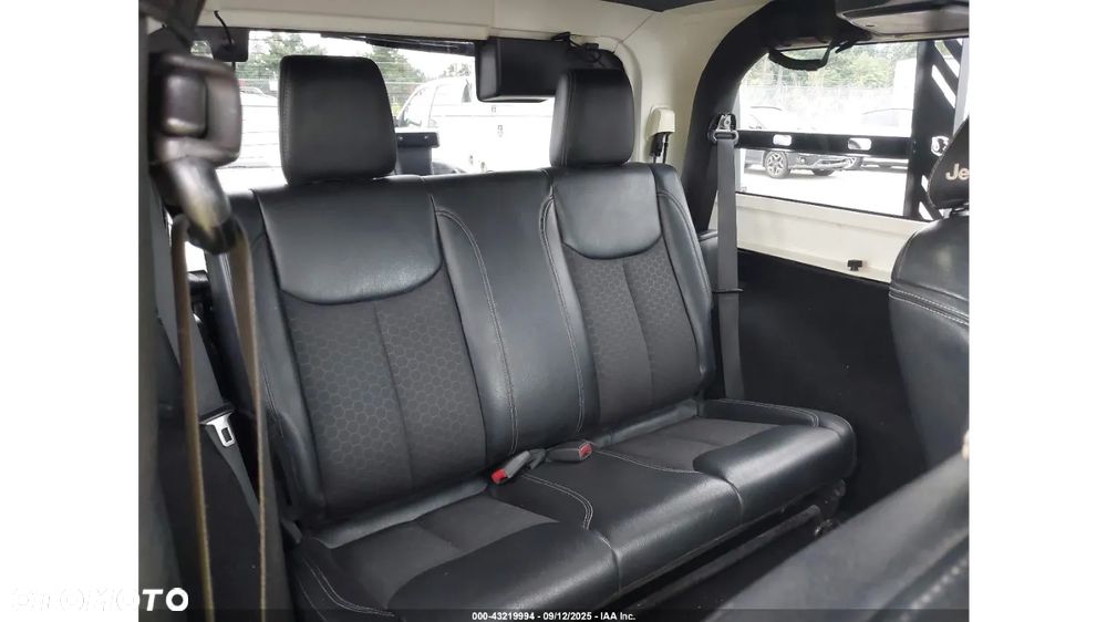 Jeep Wrangler - 10