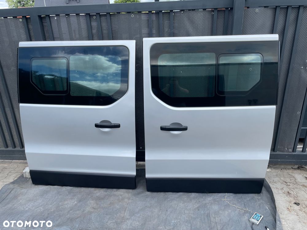 TRAFIC III VIVARO III lewy bok TED69 w kolor - 1
