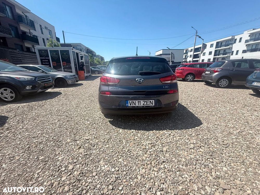 Hyundai i30 1.4 100CP 5DR M/T Classic - 13