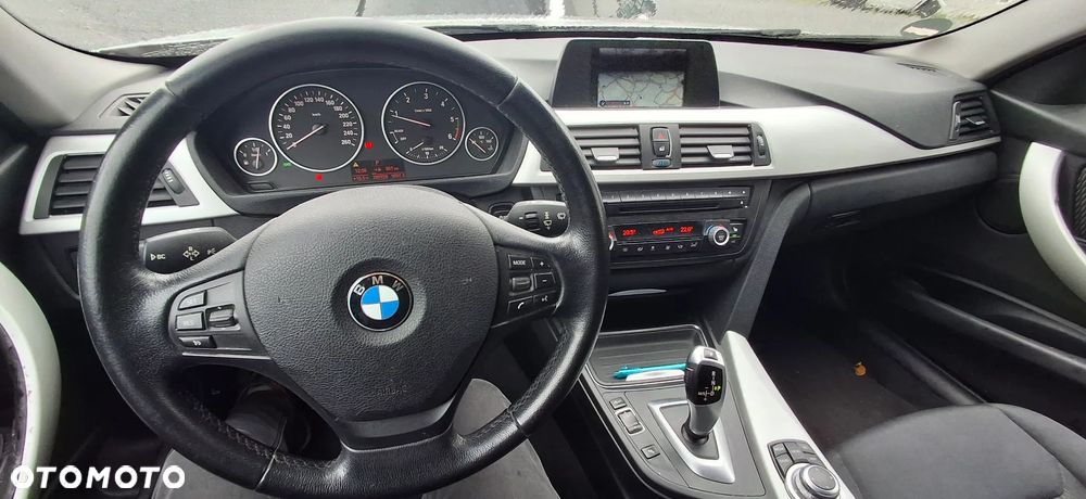 BMW Seria 3 320d DPF Touring - 15