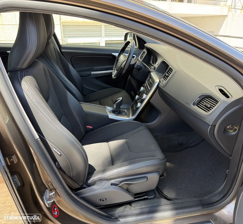 Volvo V60 2.0 D3 Momentum Geartronic - 14