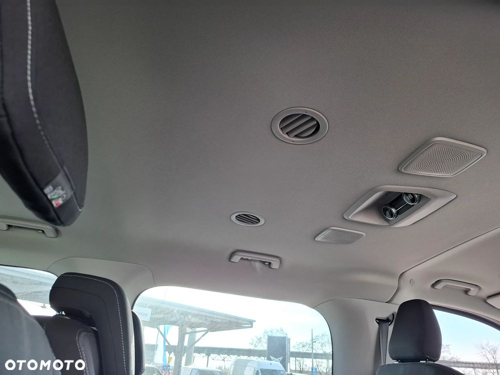 Volkswagen Caravelle - 10