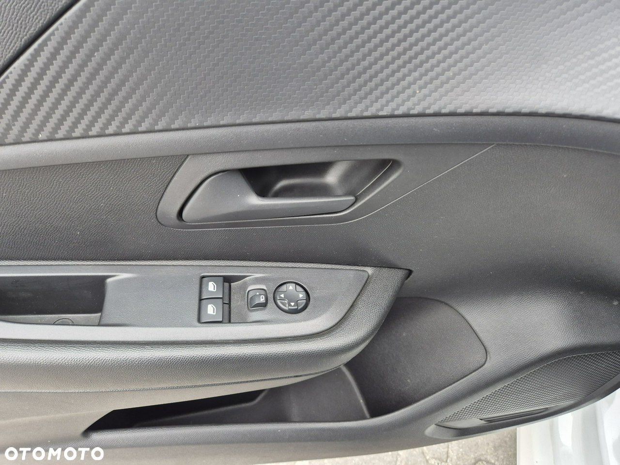 Peugeot 208 - 12