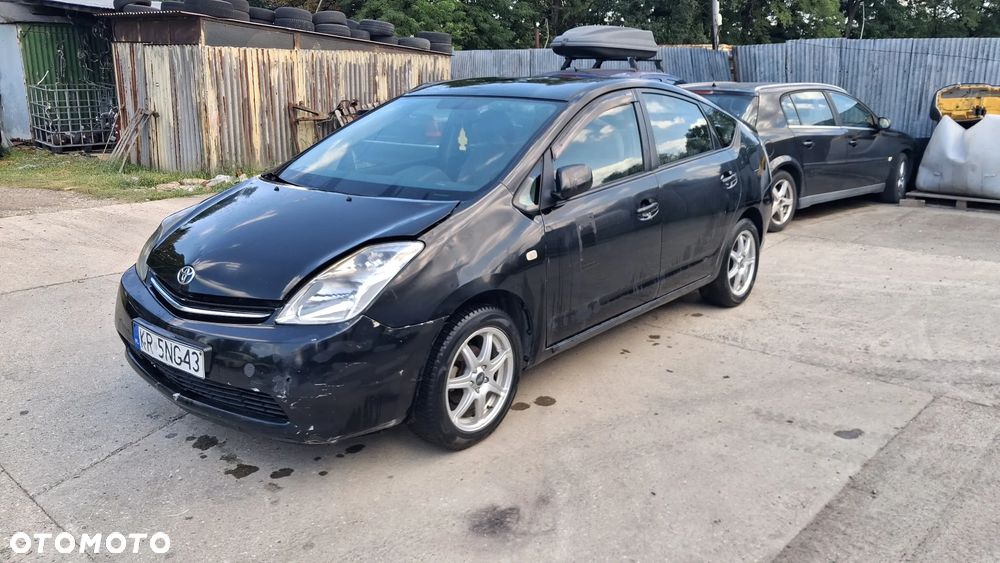 Na części Toyota Prius HYBRID silnik 1.5 112 KM 1NZ-FXE lakier 202 skrzynia automatyczna e-CVT falownik Bateria hybrydowa maska zderzak drzwi klapa szyba fotel kanapa lusterko lampa deska GWARANCJA !!! Przód Tył Zestaw Komplet Drzwi Klapa Zderzak Błotnik Maska Grill Atrapa Szyba Pas Lampa Lusterko Boczki Fotel Kanapa Kokpit Deska Rozdzielcza Przełącznik Włącznik Sterownik Przewody Wiązka Instalacja Moduł Komputer Czujnik Listwa Pompa Alternator Wtryski Głowica Rozrusznik Kompresor Sprzęgło Dwumas Silnik  Skrzynia ABS Klimatyzacji Paliwa Wspomagania Kolektor Przepustnica Zawór Chłodnica Koło Hak Belka Sanki Zawieszenie Mcpherson Półoś Amortyzator Wydech Tłumik Zacisk Most - 2