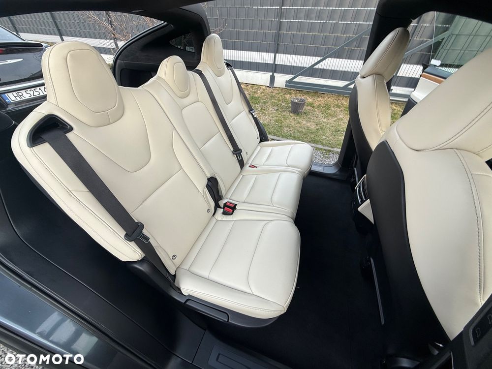 Tesla Model X - 11