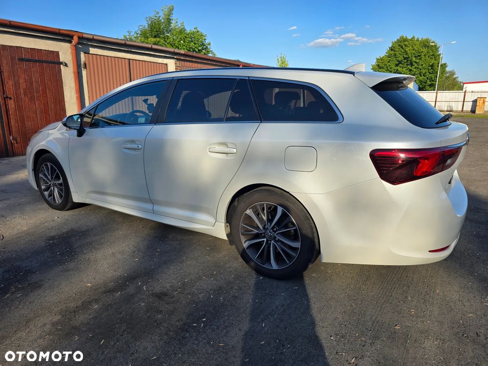 Toyota Avensis 2.0 D-4D Premium - 2