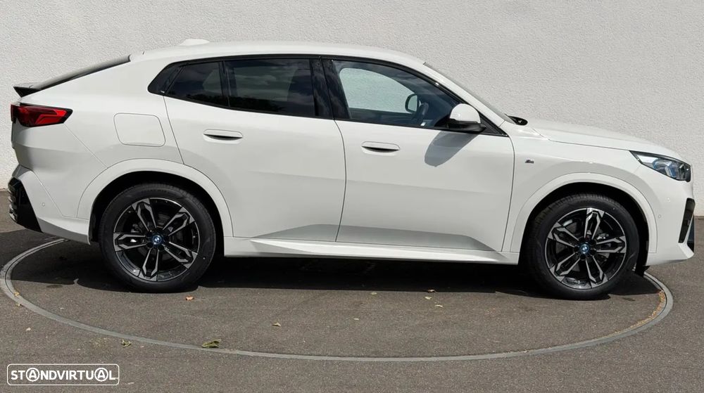 BMW iX2 eDrive20 Edição Desportiva M - 2