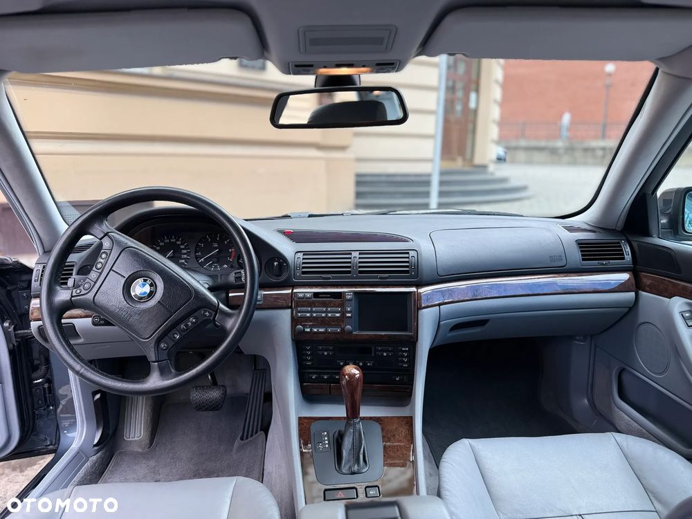 BMW Seria 7 740i - 32