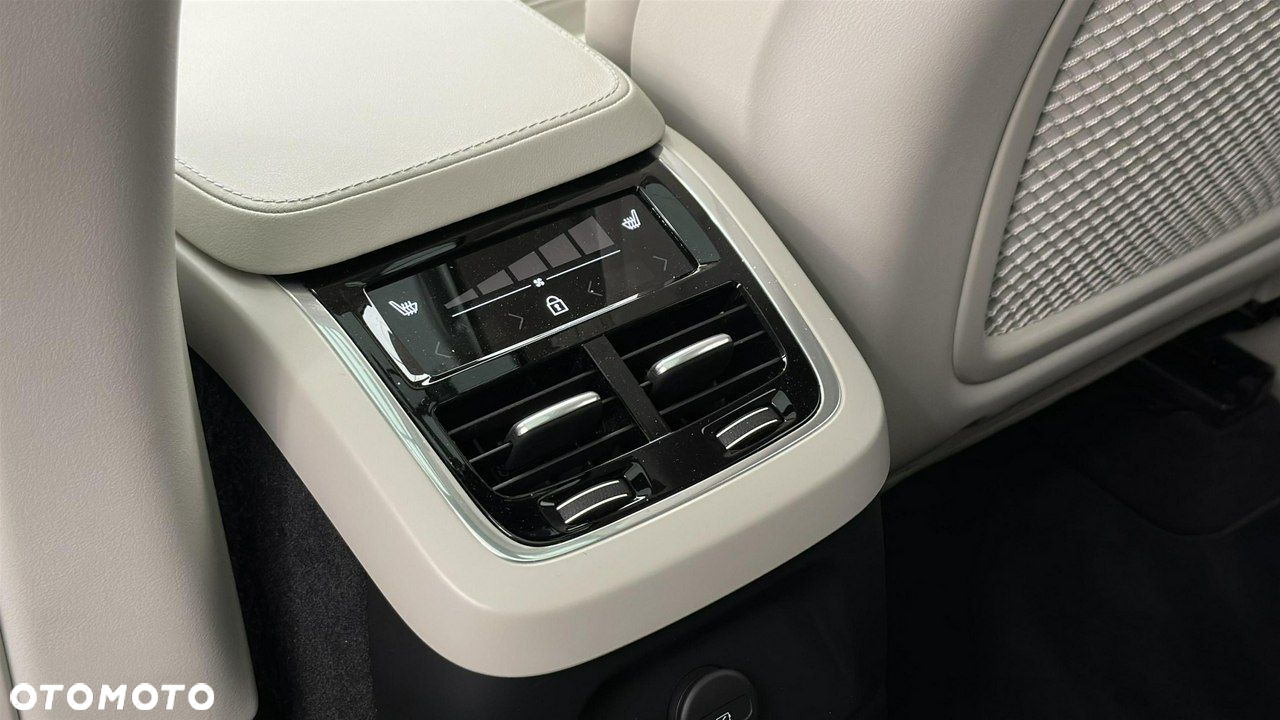 Volvo XC 90 T8 AWD Plug-In Hybrid Ultimate Dark 7os - 28