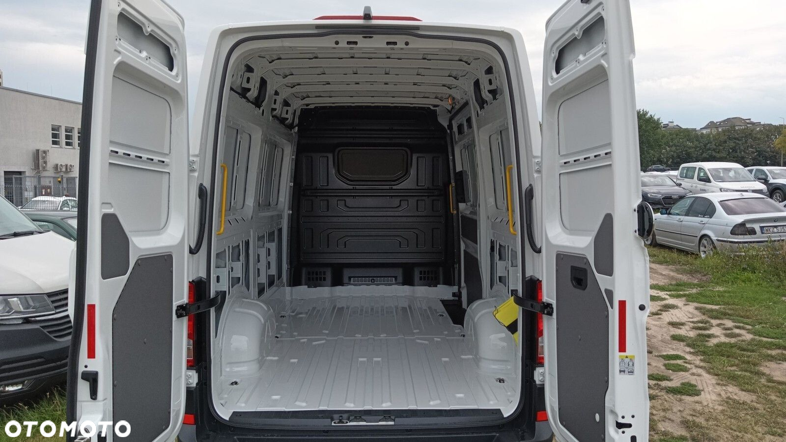 Volkswagen Crafter  35 Furgon z wysokim dachem silnik: 2,0 l EU6 SCR 140 KM / skrzynia biegów: Przedni napęd automatyczna 8-biegowa rozstaw osi: 3640 mm - 18