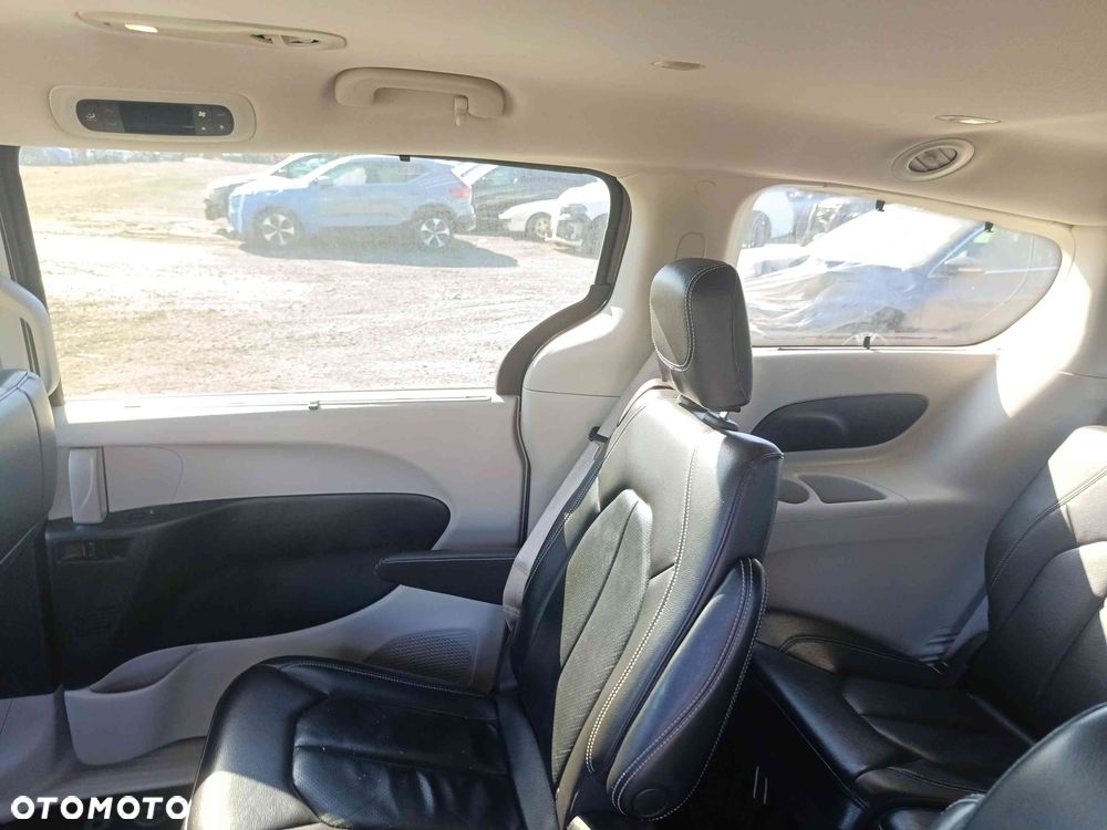 Chrysler Pacifica - 27