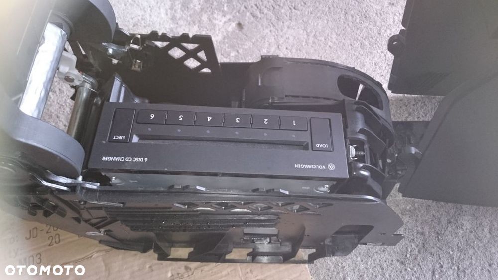 VW GOLF V PODLOKIETNIK ZMIENIARKA PLYT CD - 1