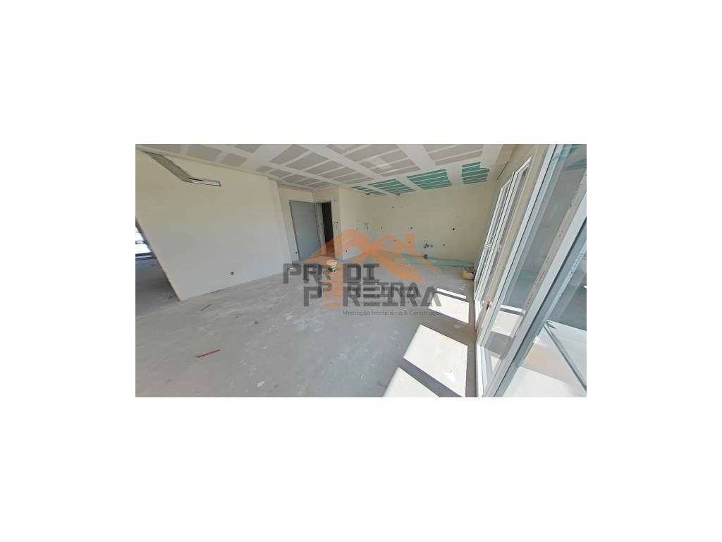 Apartamento T3, localizado em Santo António dos Cavaleiros. - Grande imagem: 2/22