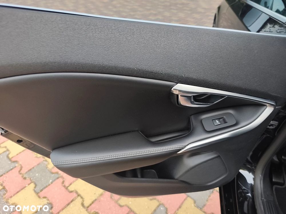 Volvo V40 D2 R Design - 15