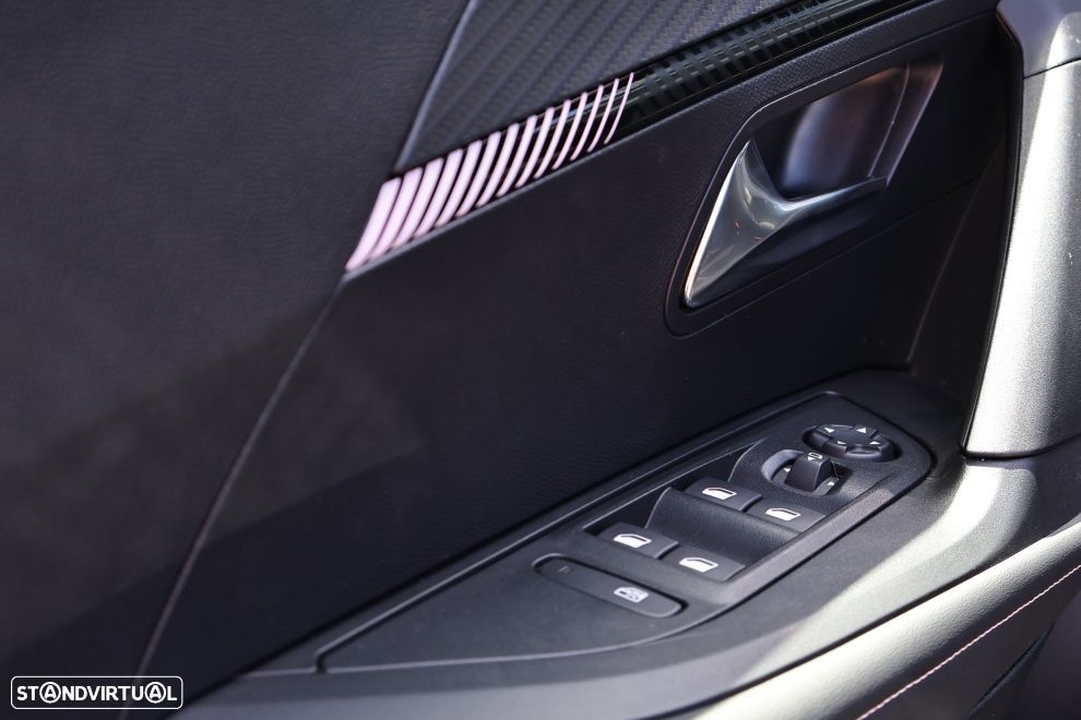 Peugeot 2008 1.2 Hybrid Allure e-DCS6 - 32