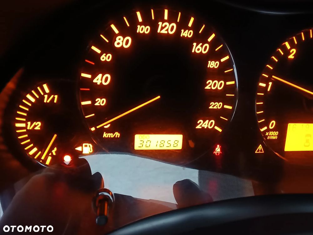 Toyota Avensis 2.0 D-4D - 12