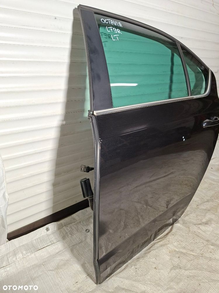 Skoda Octavia III 5E 2016r 5-cio drzwiowy drzwi lewy tył kolor czarny LF9R - 9