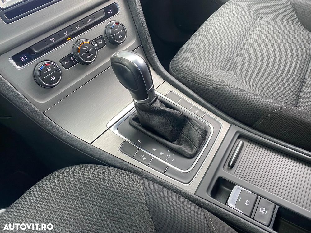 Volkswagen Golf - 22