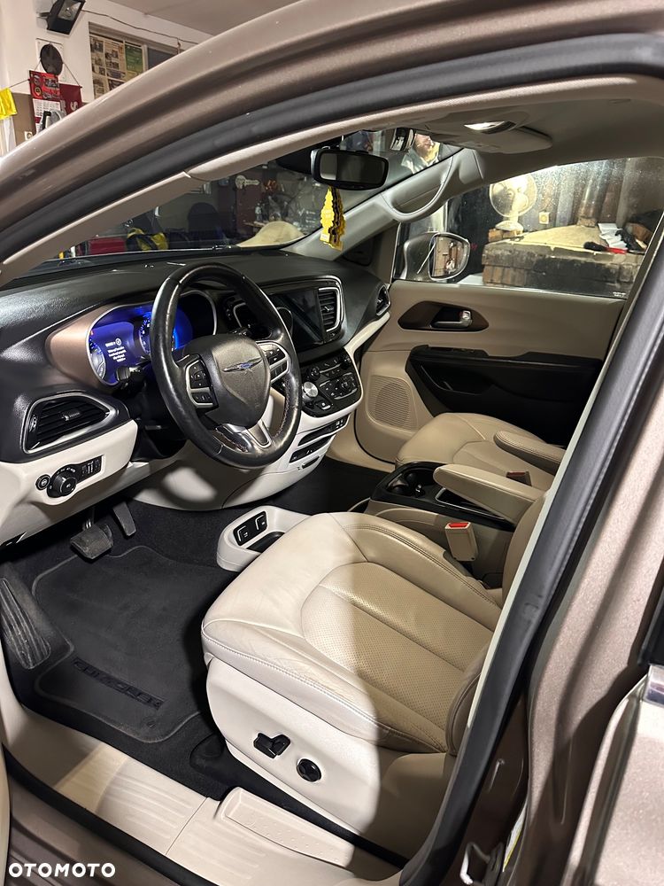 Chrysler Pacifica - 3