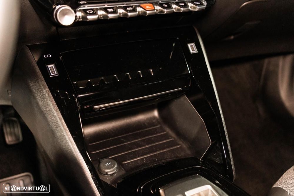 Peugeot e-2008 54 kWh Allure - 32