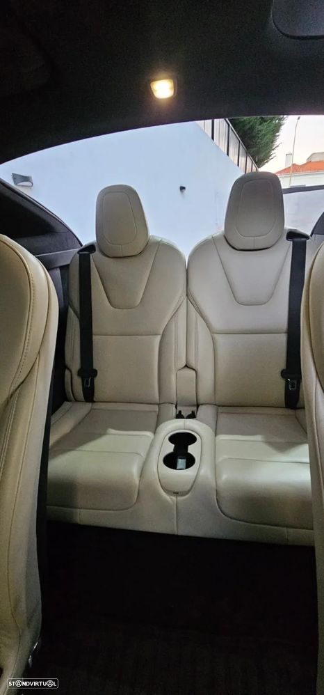Tesla Model X - 24