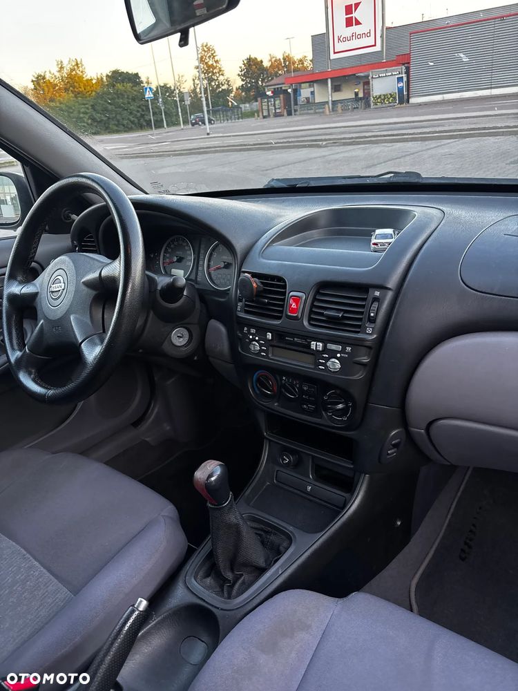 Nissan Almera 1.5 Base - 10