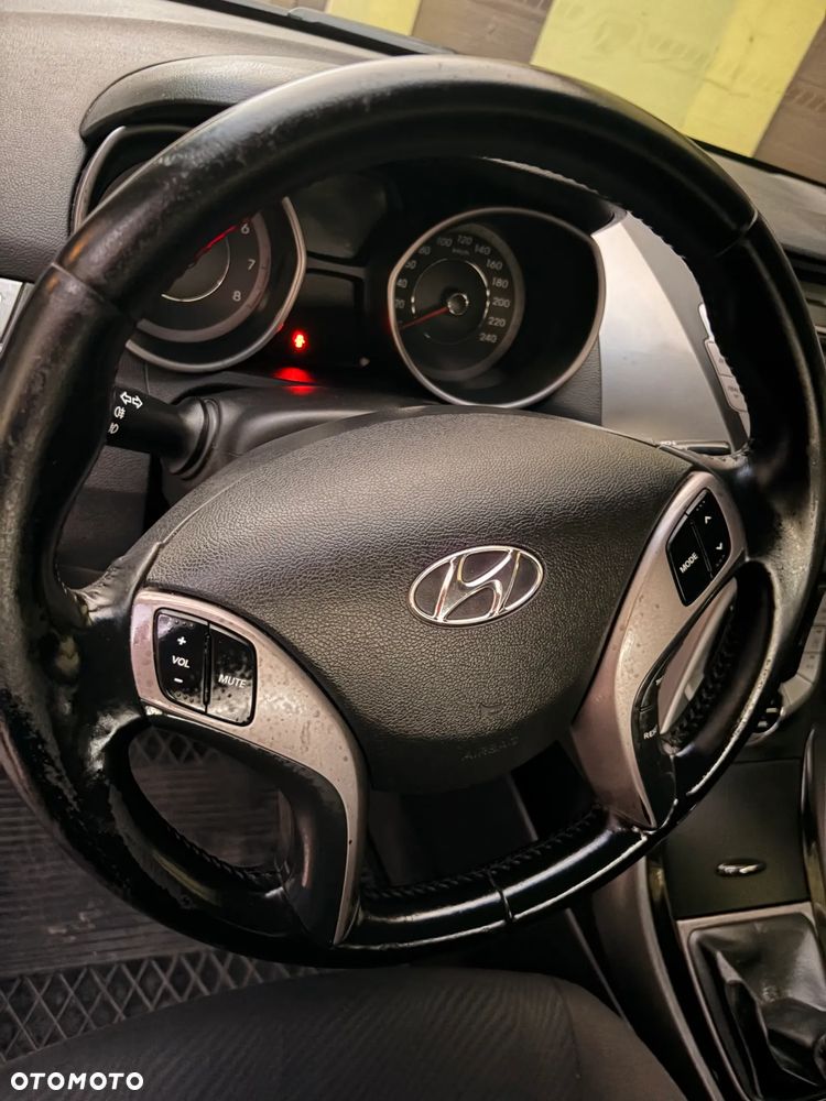 Hyundai Elantra 1.6 Style - 25