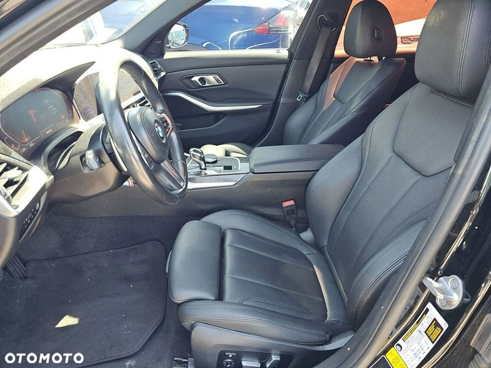 BMW Seria 3 330i M Sport - 6