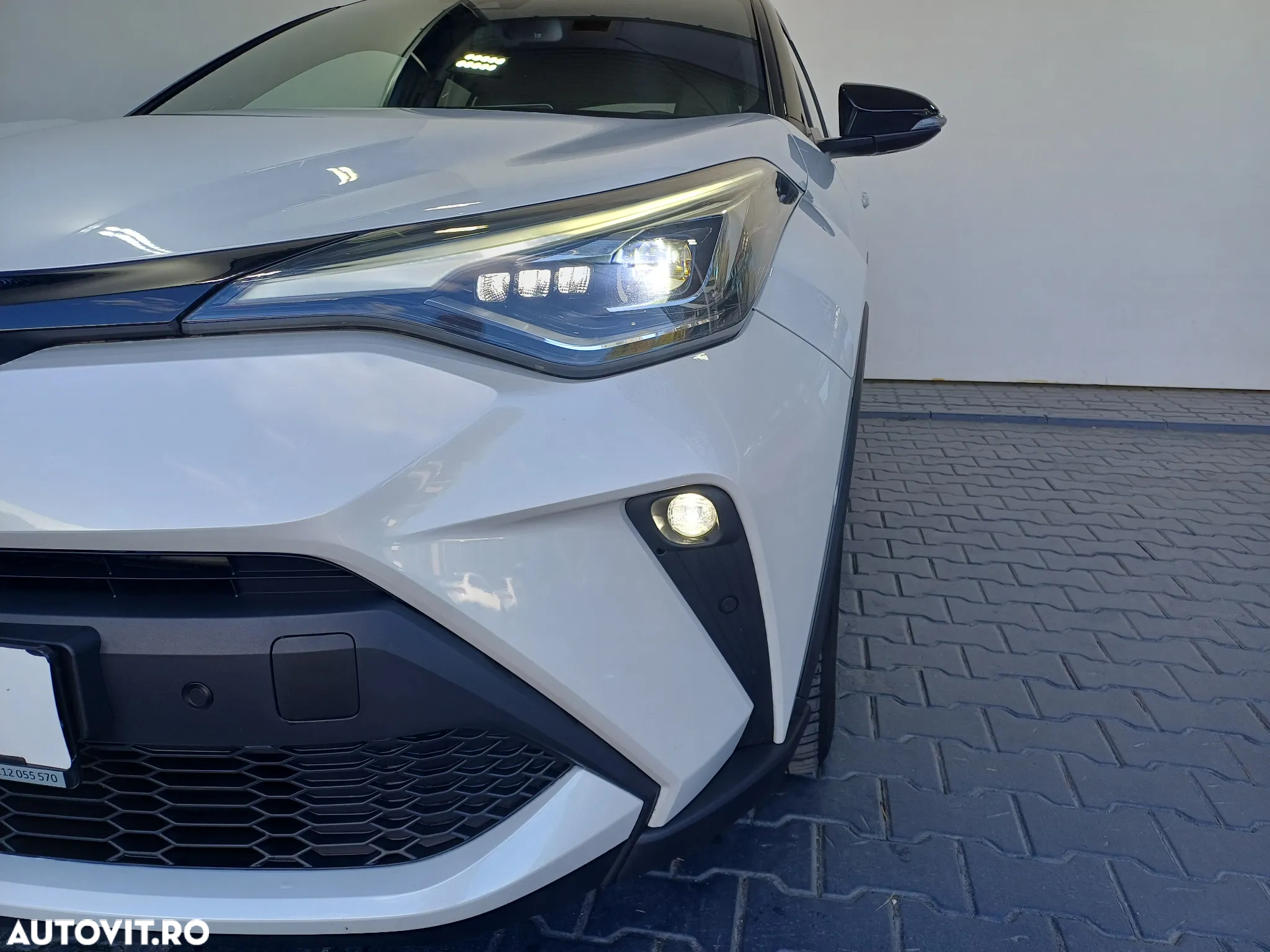 Toyota C-HR 2.0 HSD 184 CP 4x2 CVT Classy Bi-Tone - 32