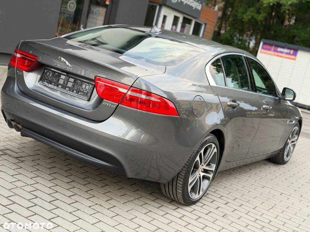 Jaguar XE 2.0 D Portfolio - 11