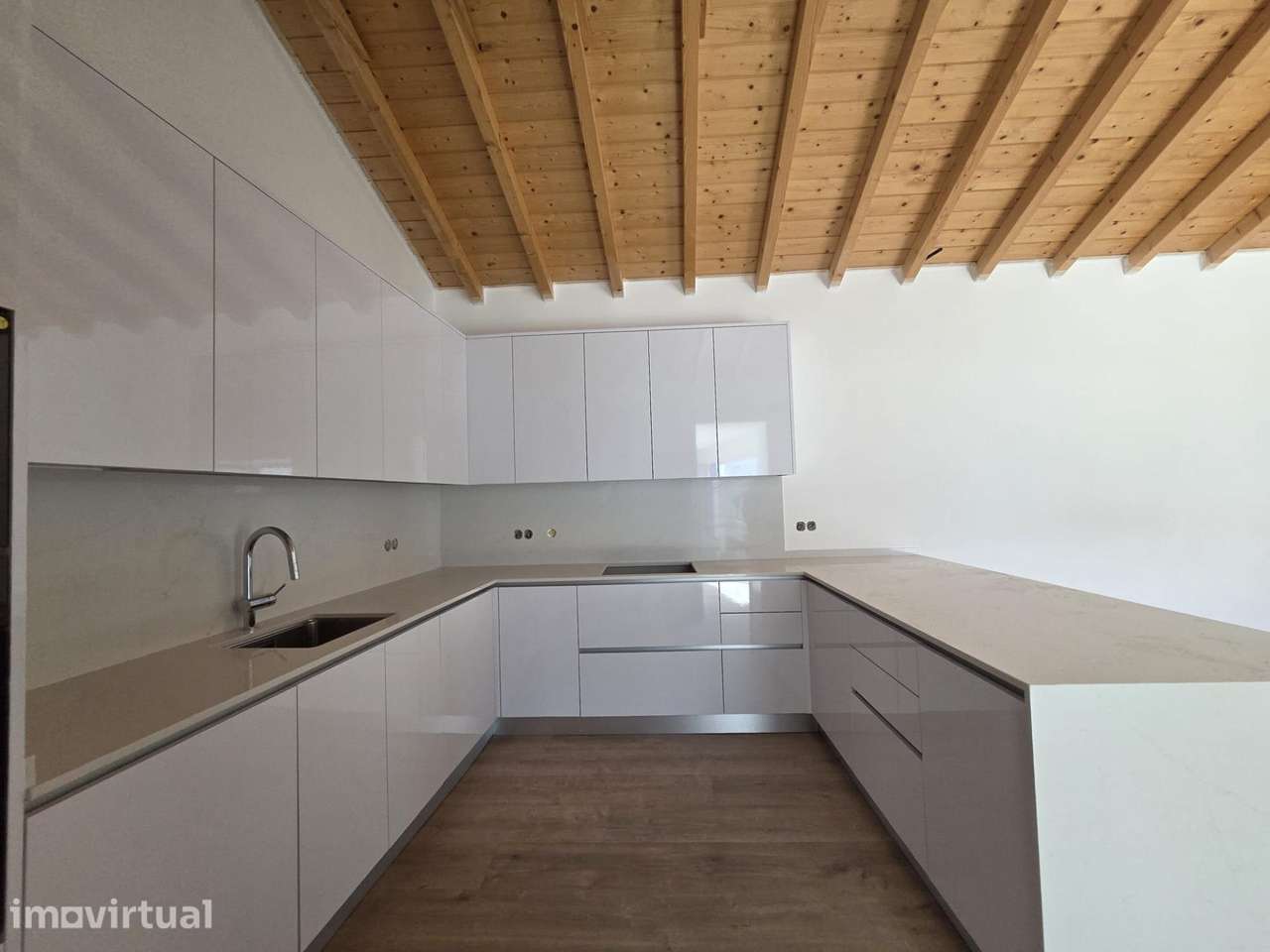 Moradia Térrea T2 totalmente remodelada e Equipada com Pátio - Grande imagem: 4/21