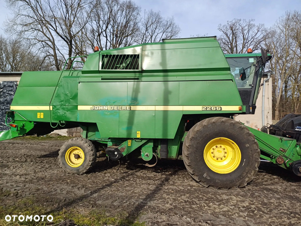 John Deere 2266