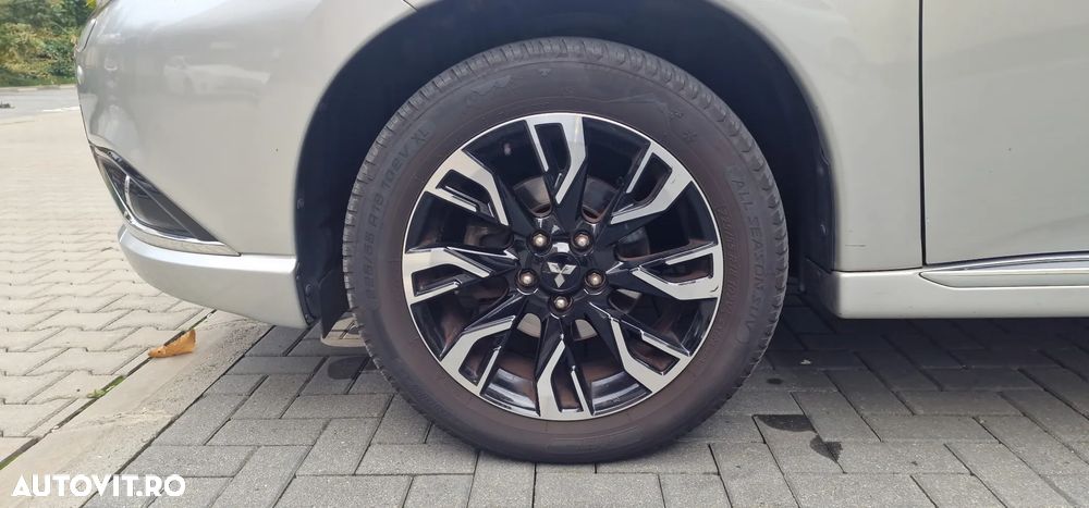 Mitsubishi Outlander 2.0 4WD Plug-In Hybrid Top - 18