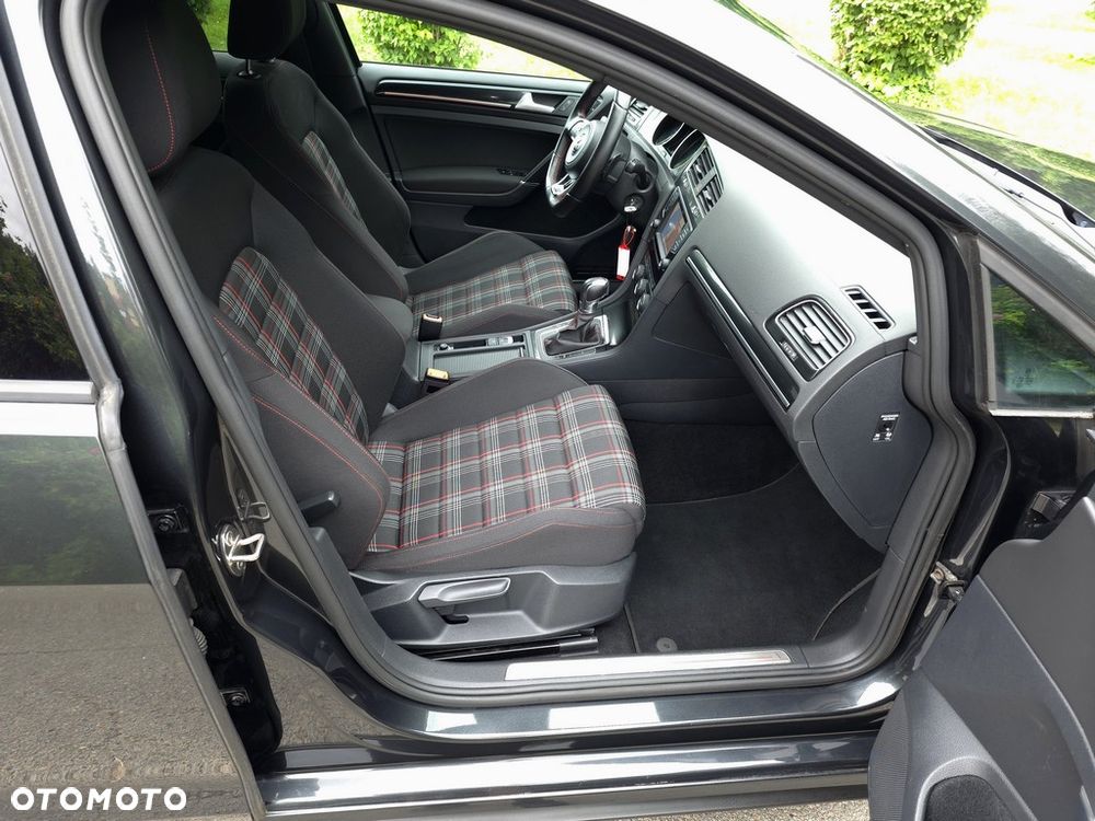 Volkswagen Golf - 8