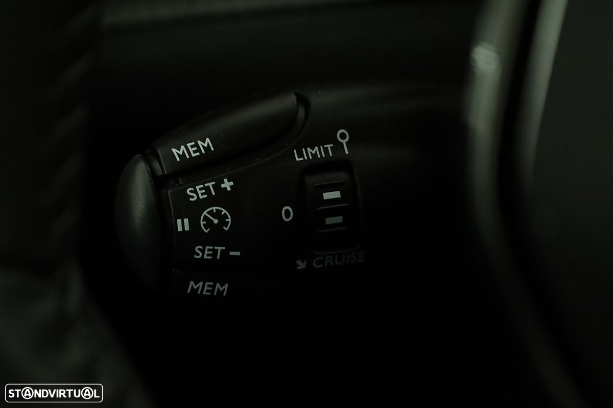 Peugeot 2008 1.2 PureTech Allure EAT8 - 19